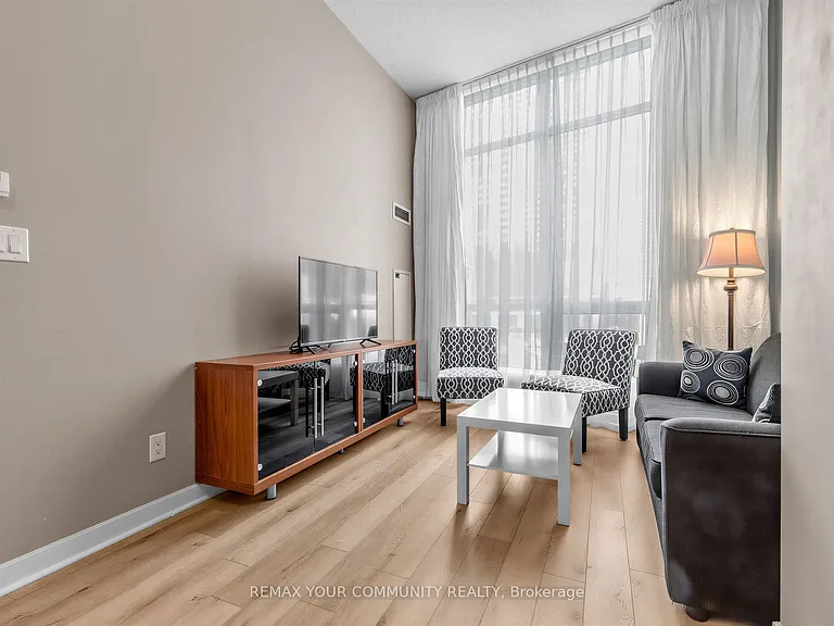 18 Harbour St #202 — Photo 7