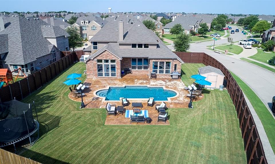 1st image of 812 Cowan Ln