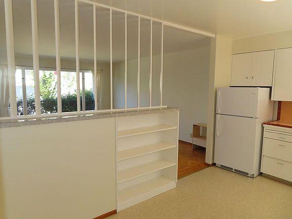 2nd image of 495 Douglass St APT 1