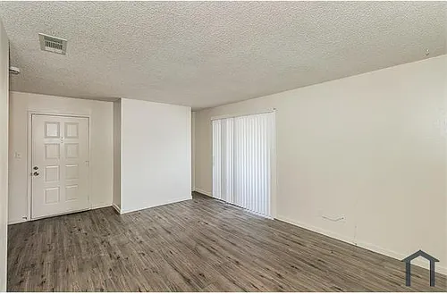 1221 N Peach Ave Photo 1