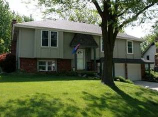 13901 S Summertree Ln, Olathe, KS 66062
