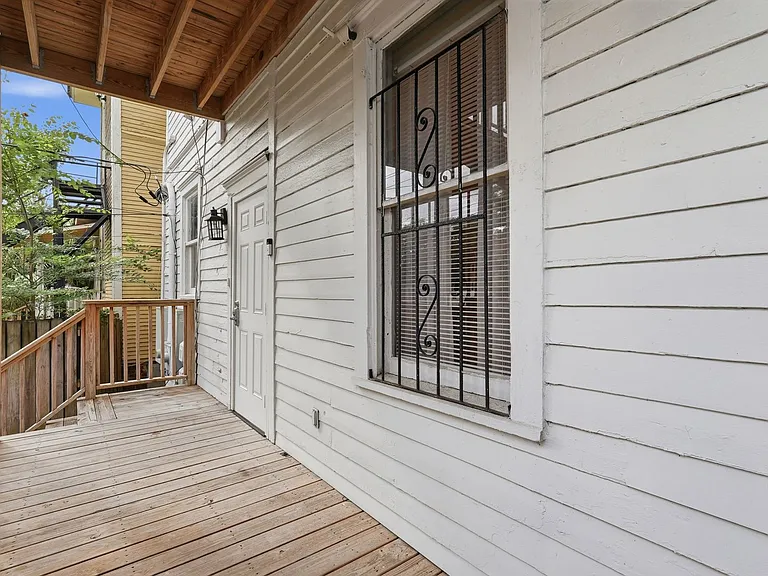 538 E Waldburg St — Photo 31