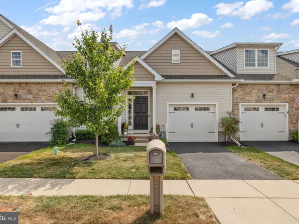 216 Rose View Dr, West Grove, PA 19390