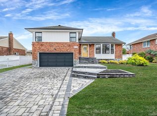 556 N Suffolk Ave, Massapequa, NY 11758