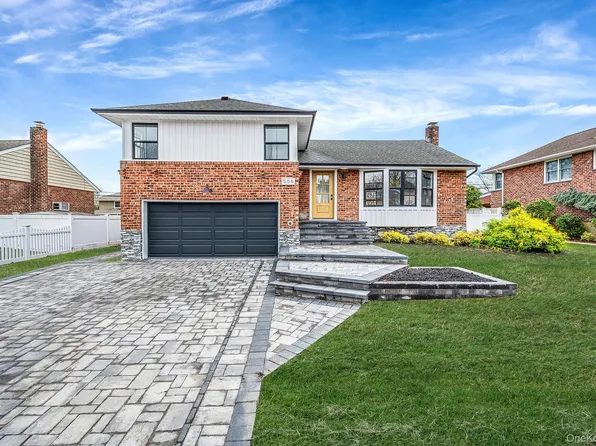 556 N Suffolk Avenue, Massapequa, NY 11758