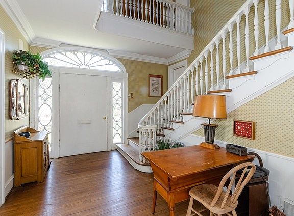 2nd image of 1555 Hawthorne Ln