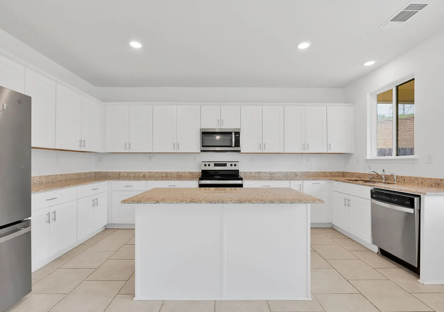 Charming 4-Bedroom Home in Cinco Lakes Community Amenities & Prime Location! — Photo 3
