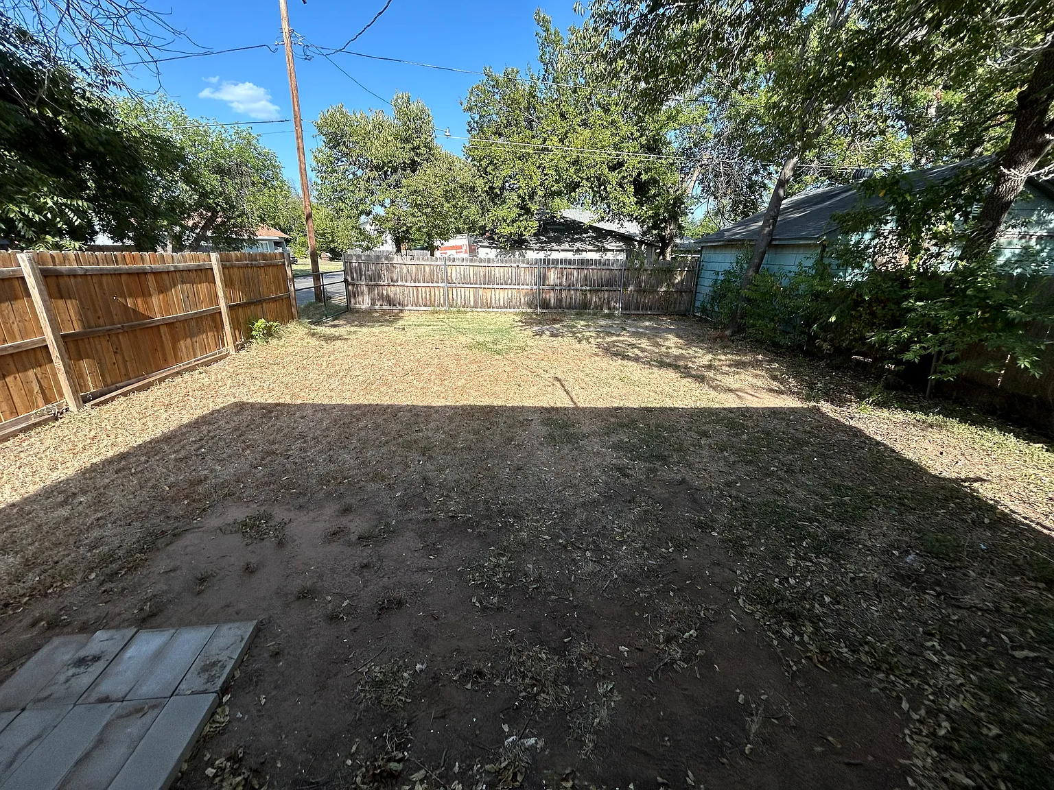 Single family home on a corner lot — Photo 2