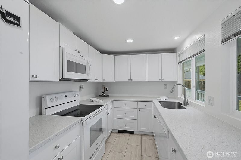 5th image of 7432 S 118th Place