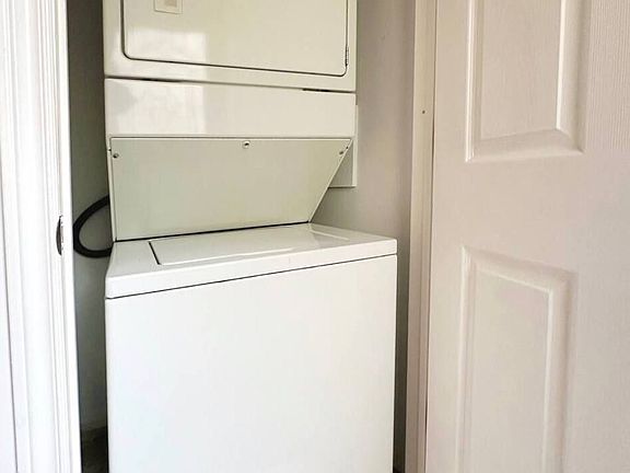 5th image of 43 Eleanor Cir