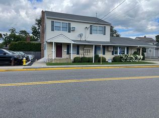 142 N Carll Ave APT E, Babylon, NY 11702