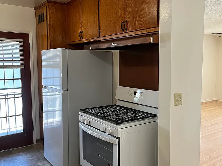 238 N Jackson St — Photo 6