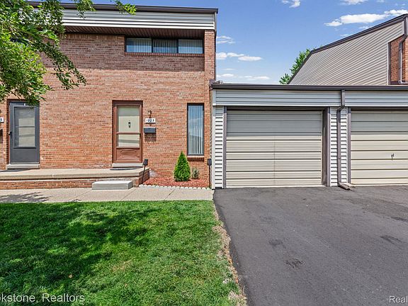 2nd image of 1925 Nicholas Ct