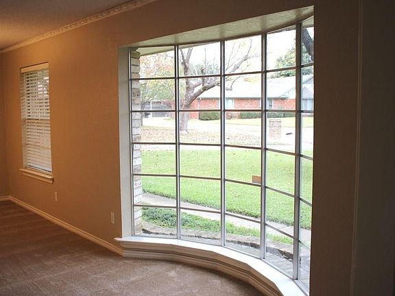4th image of 928 Creekbend Cir