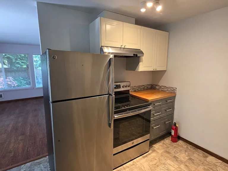 Spacious 2 Bedroom in Idyllic Location — Photo 6