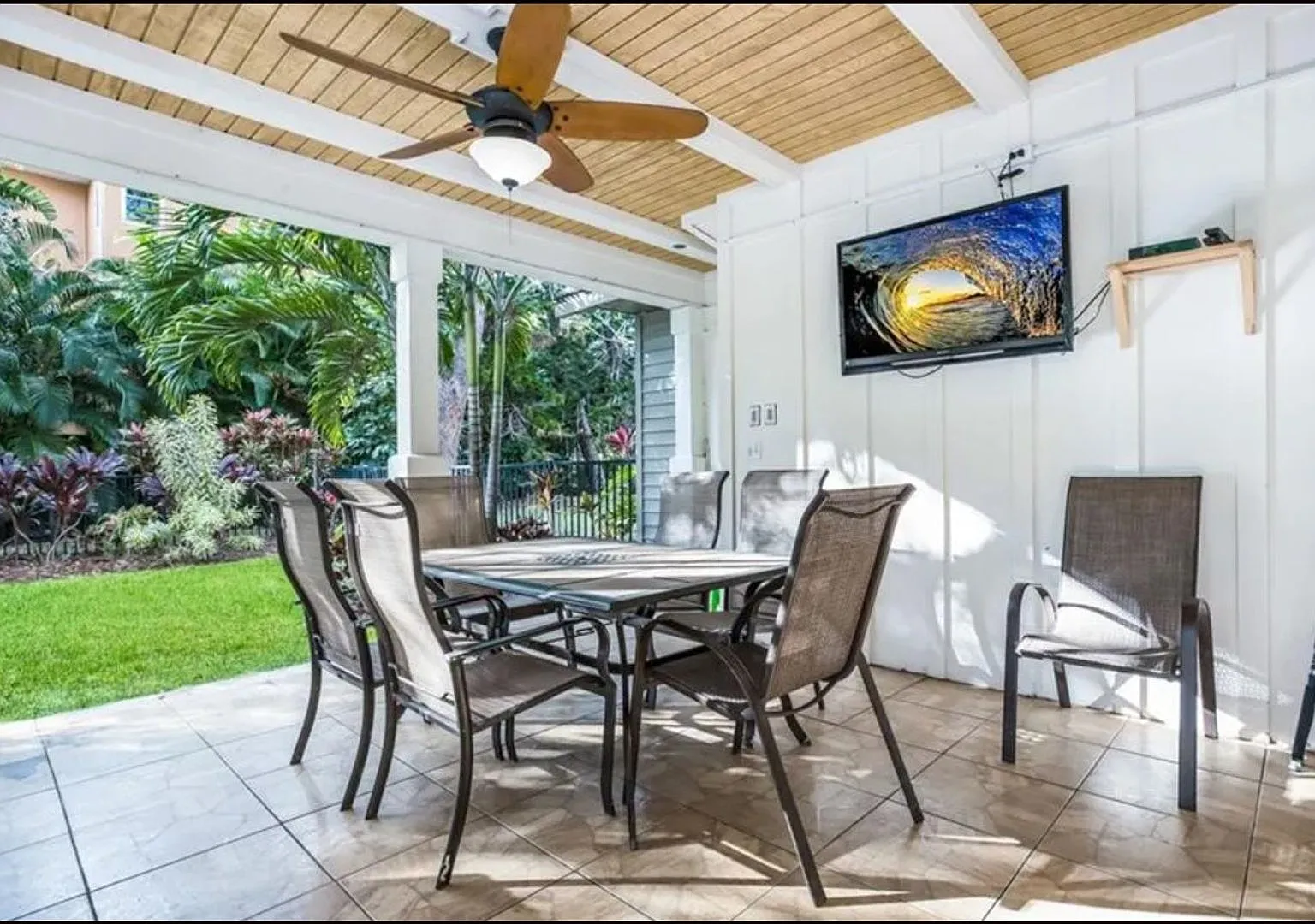Furnished home on Palma Sola Bay with dock and pool — Photo 3