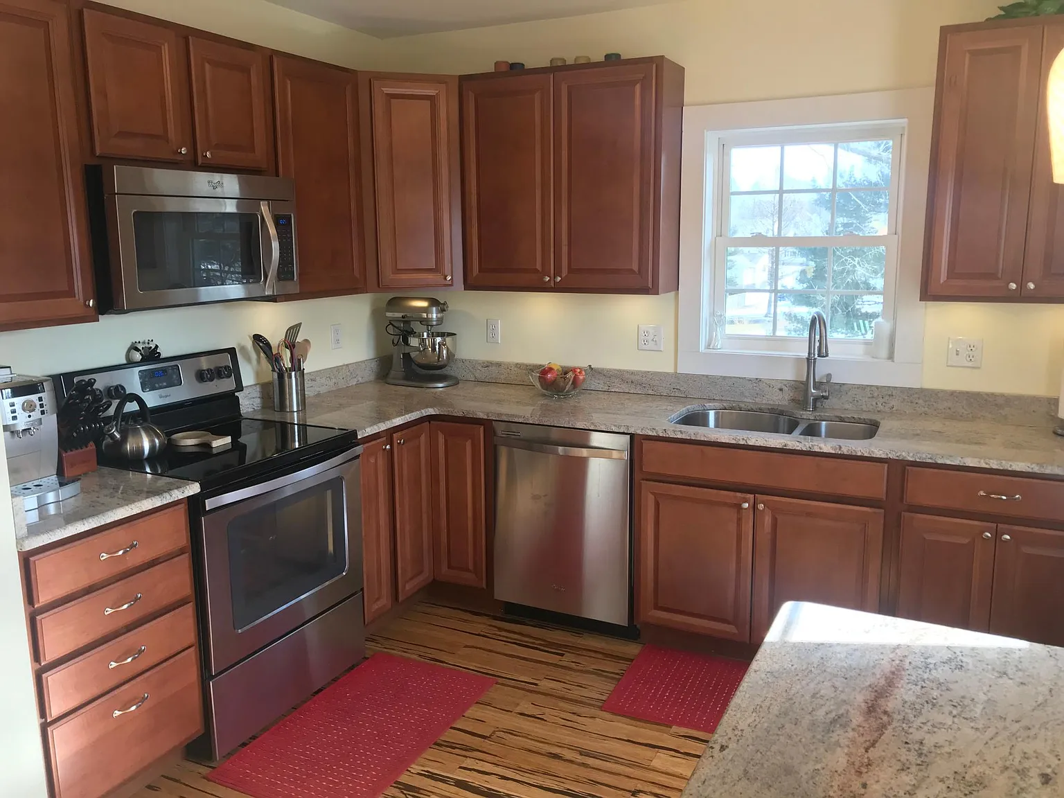 284 Willard Ave — Photo 1
