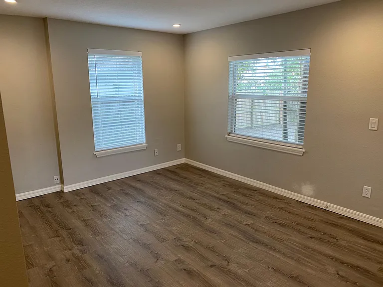 2115 S Fern Creek Ave — Photo 4