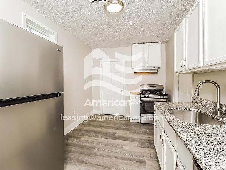 1576792_007_kitchen_13693337.jpg