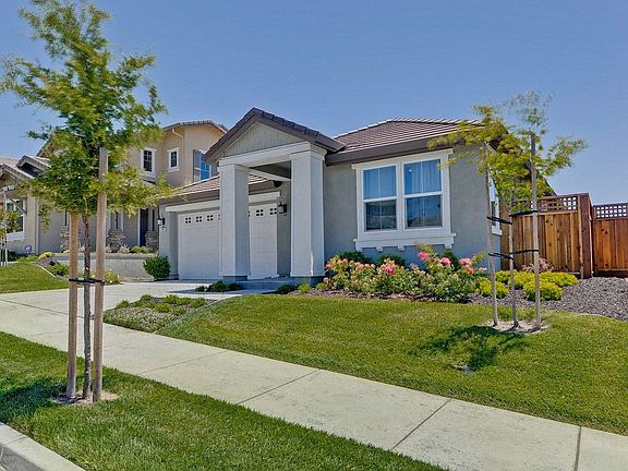 Front yard maintained by HOA