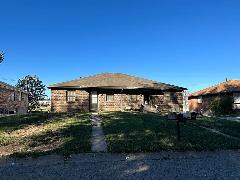 1007 SW Kings Cross Rd — Photo 1