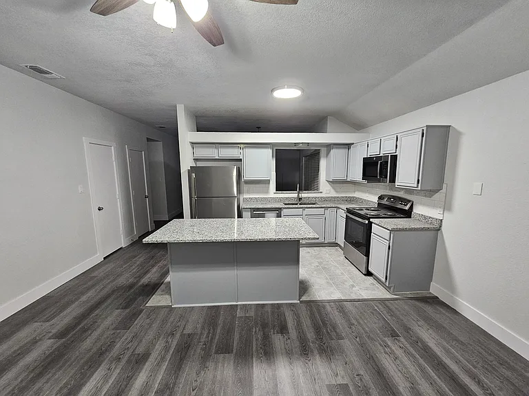 919 Crestwood Dr — Photo 18