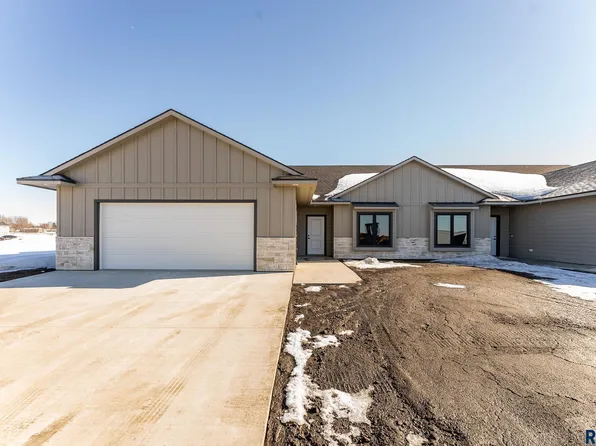 908 Sundance St, Valley Springs, SD 57068