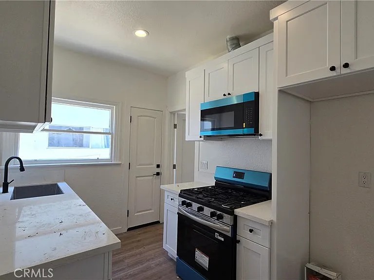 973 N Park Cir #6 — Photo 3