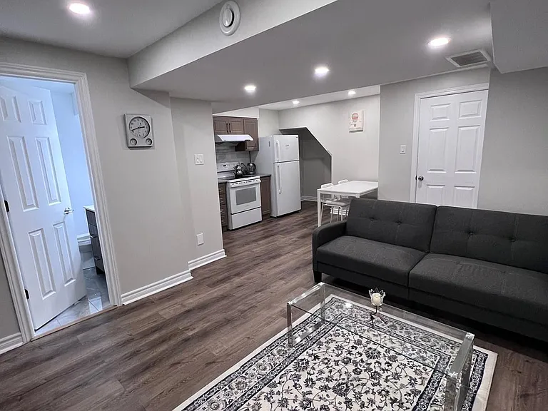 109 Harvest Hills Blvd #BASEMENT — Photo 2