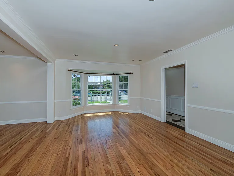 324 Flower St — Photo 11