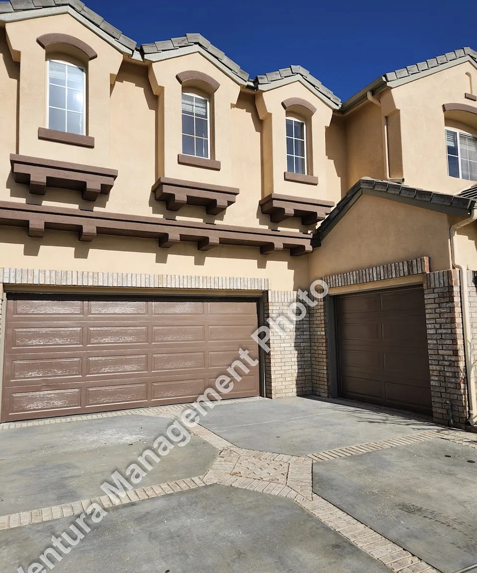 4 bed, 4.5 bath, 4091 sqft, $5,950 — Photo 2