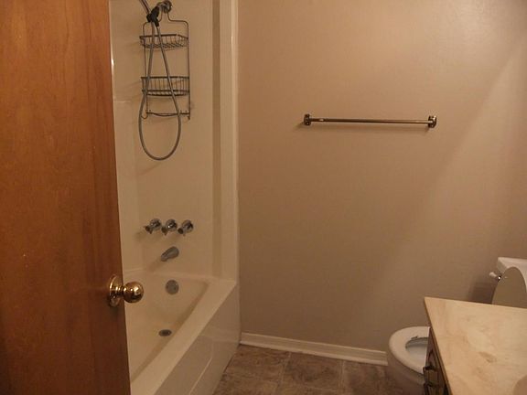 4th image of 709 Robin Ln