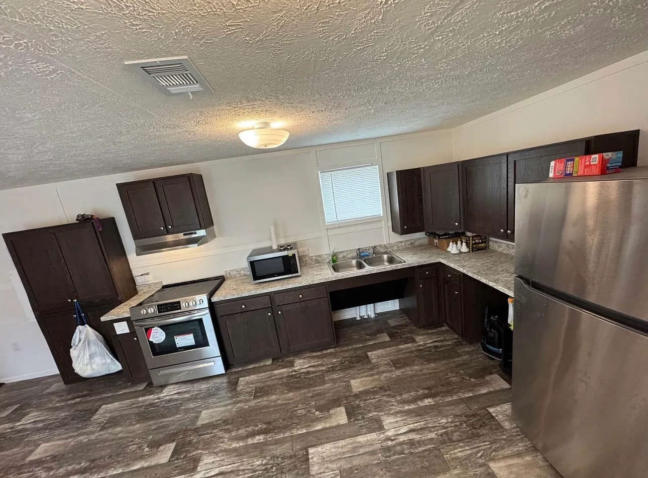 3 bed, $1,100 — Photo 2