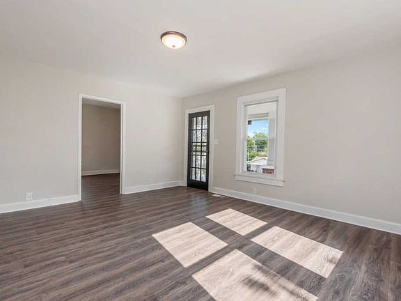 4th image of 817 W Emerald Ave