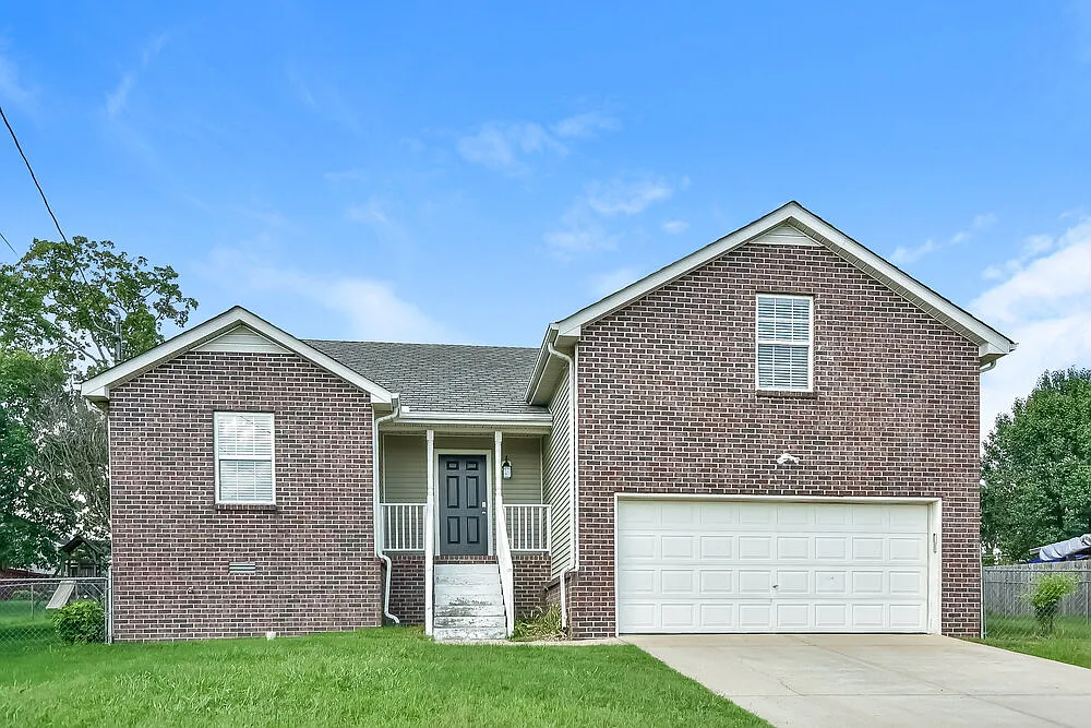 3 bed, 2.0 bath, 1840 sqft, $2,360 — Photo 1
