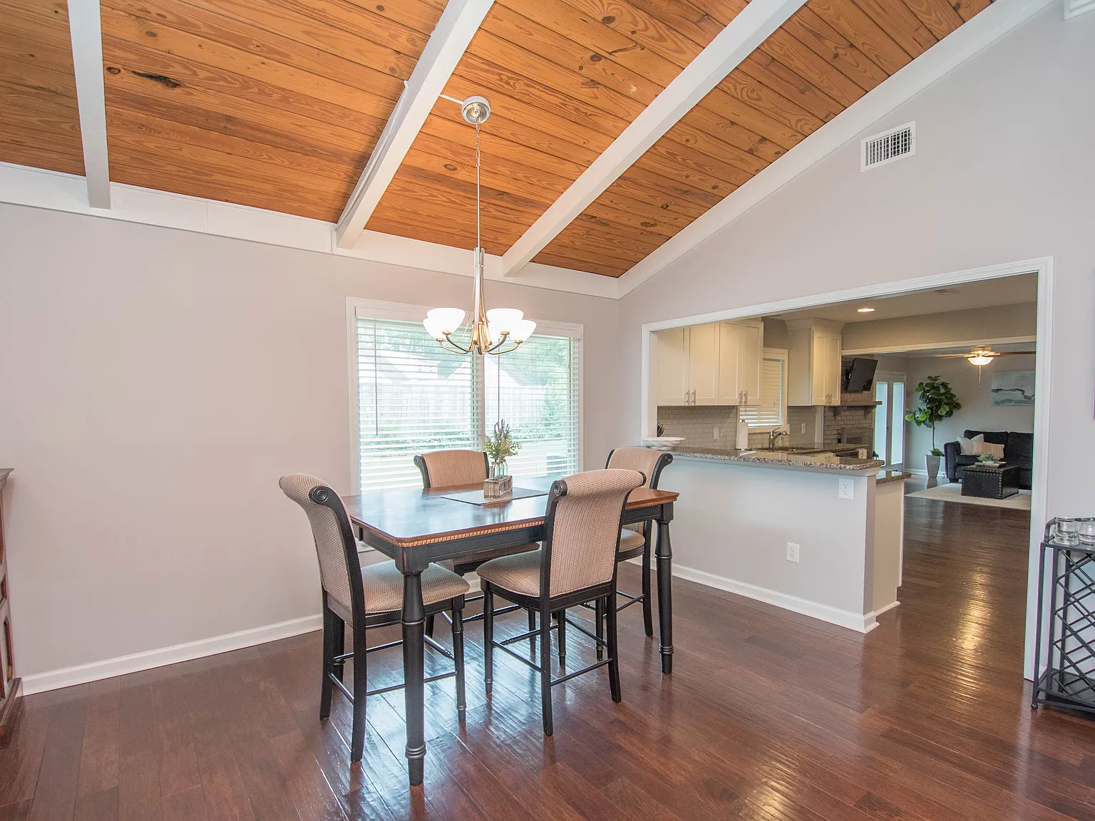 3 bed, 1828 sqft, $3,200 — Photo 4