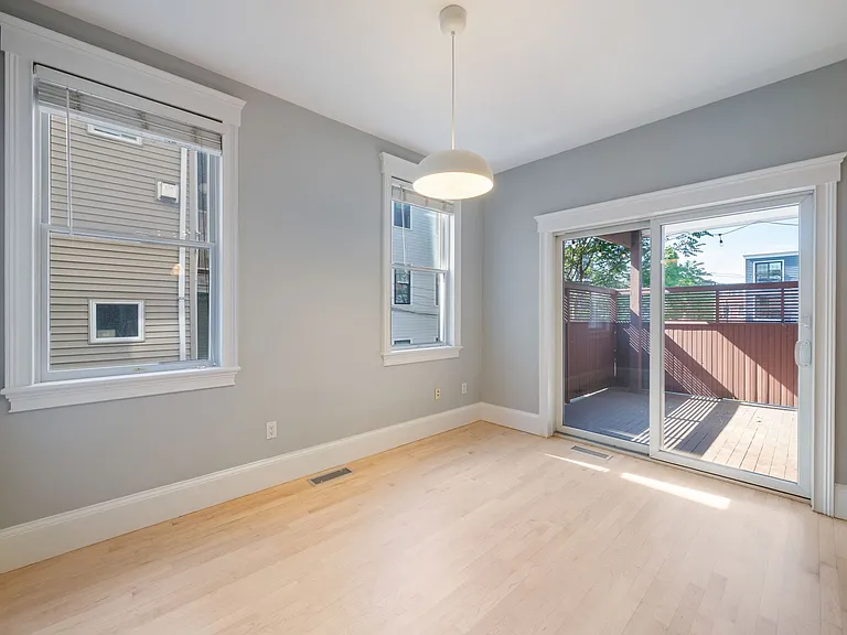 618-620 E 3rd St #1 — Photo 11