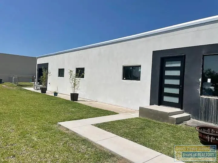 3 bed, 2.0 bath, 1458 sqft, $4,000 — Photo 2