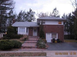 37 Rodney Ln, Westbury, NY 11590