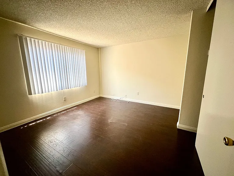 925 Loma Ave — Photo 9