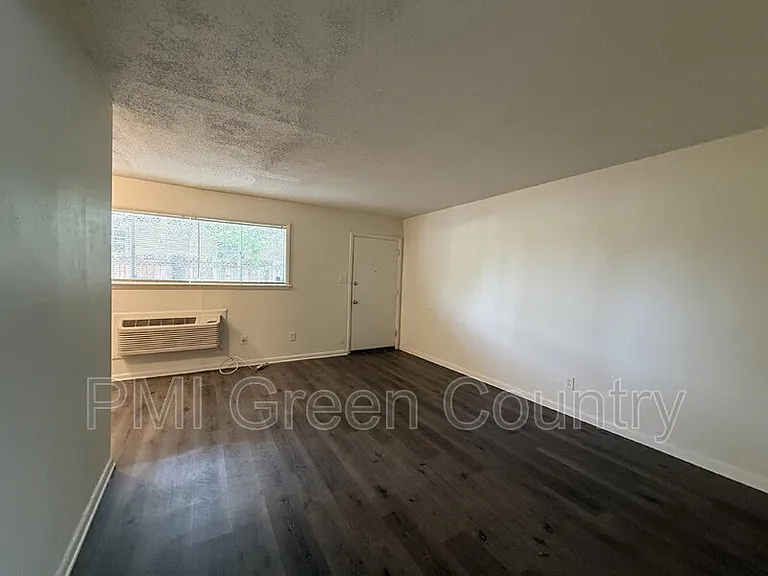 2540 E 7th St #2 — Photo 2