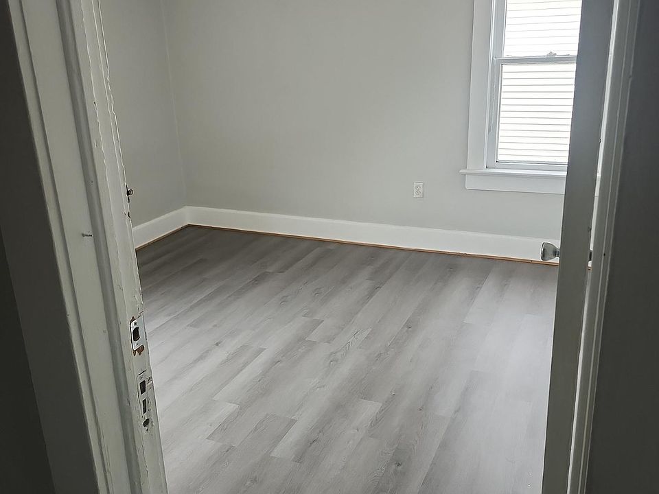 1st image of 1031 E 4th St