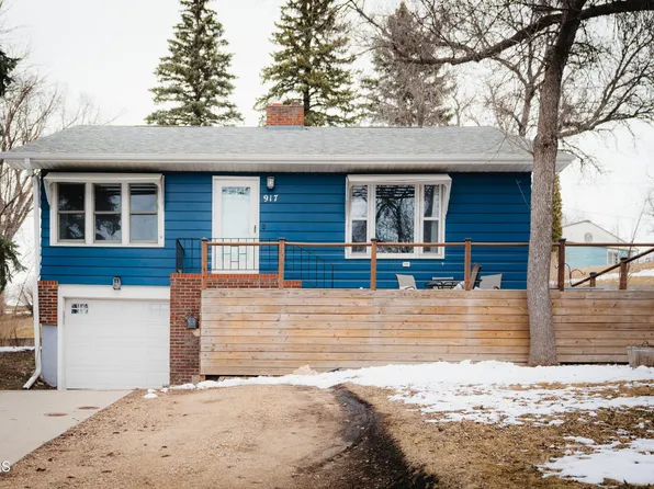 917 2nd Pl NE, Jamestown, ND 58401