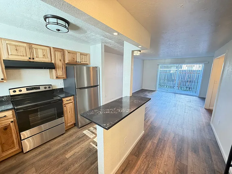 540 W Maple St #25 — Photo 1