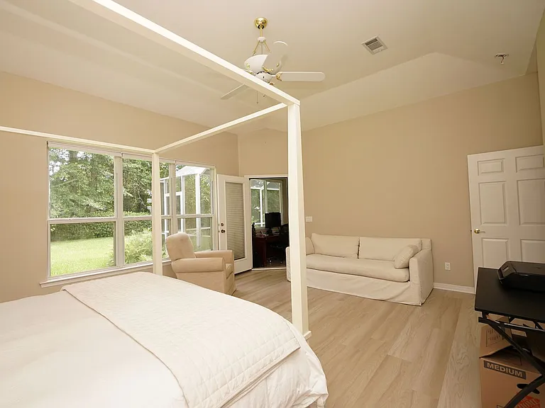 1534 Glenlake Cir — Photo 25