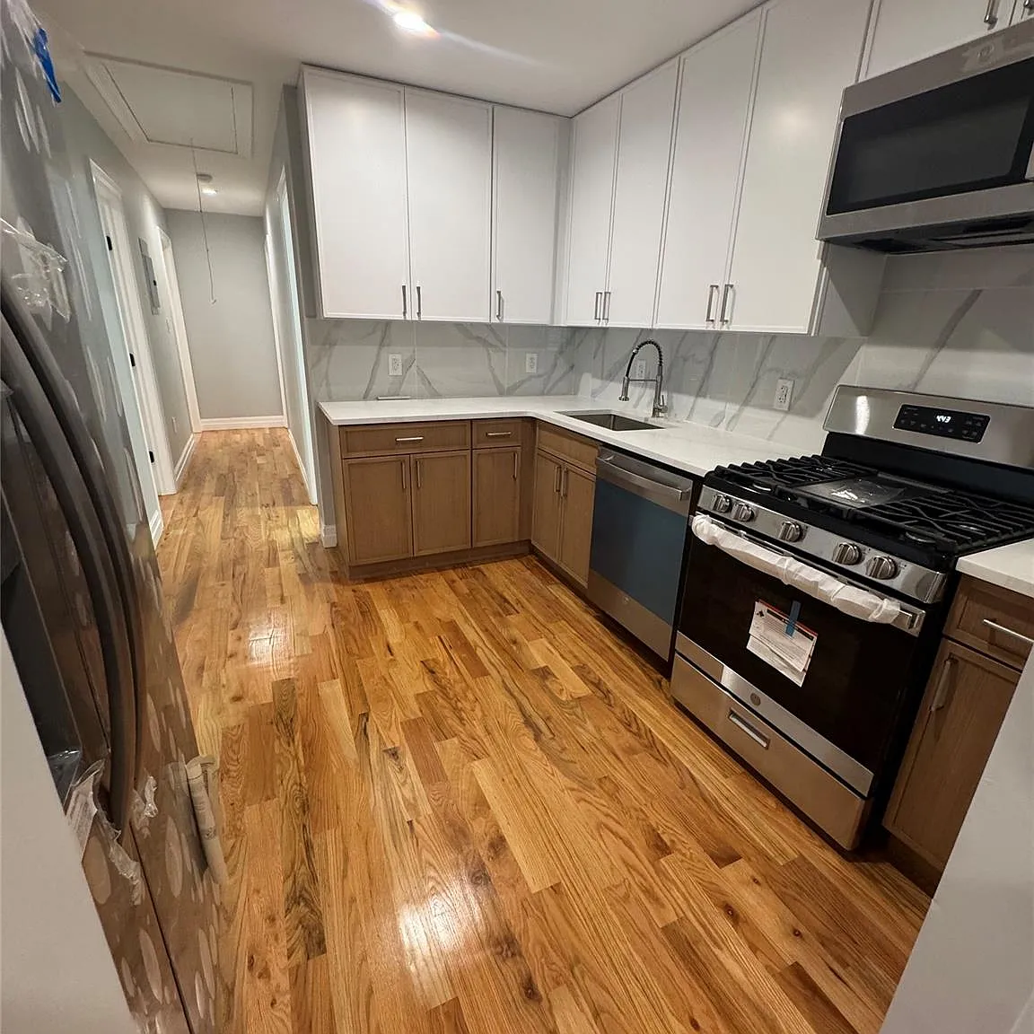 3 bed, 2.0 bath, 2100 sqft, $3,850 — Photo 3