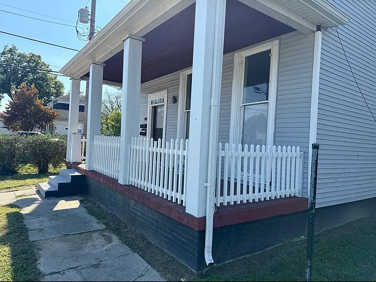 931 SE 8th St #C — Photo 3