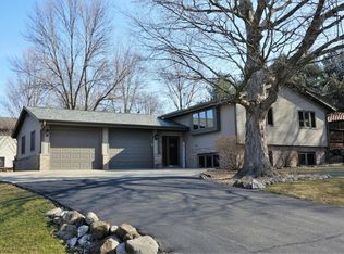 W2368 Julianne St, Oconomowoc, WI 53066