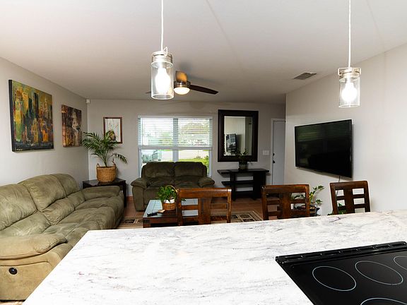 4th image of 402 SW Ruffner Court