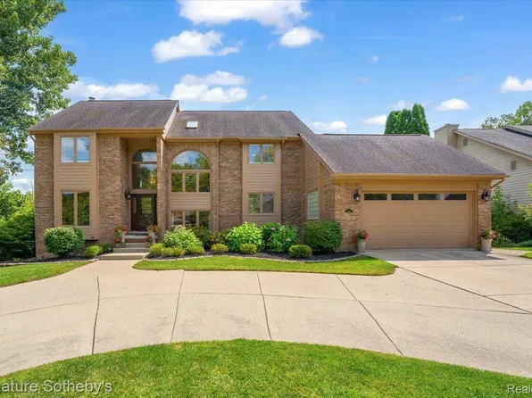5085 Redwood Ct, West Bloomfield, MI 48323